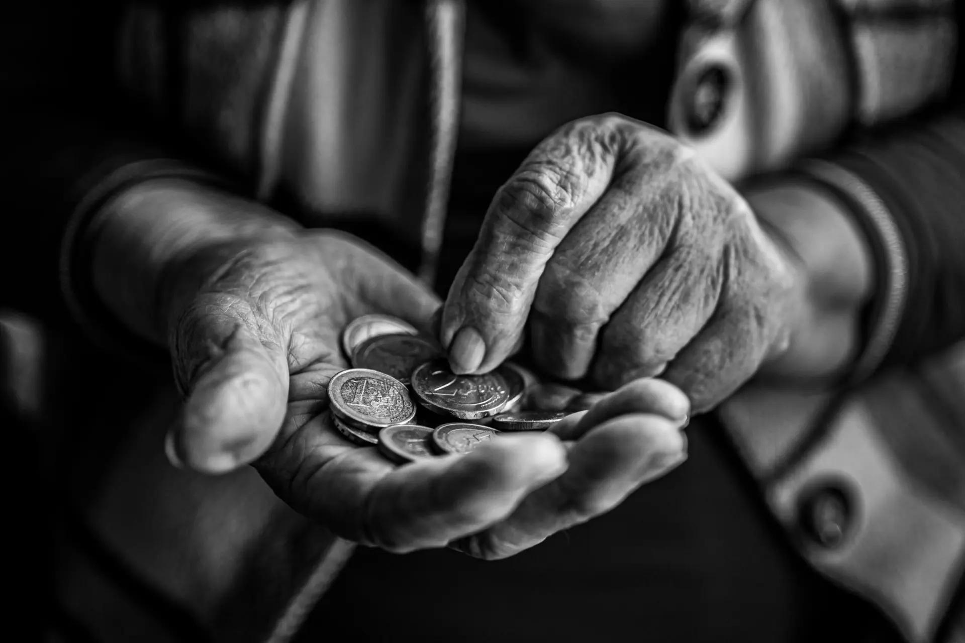 Mains tenant des piècesa de monnaies